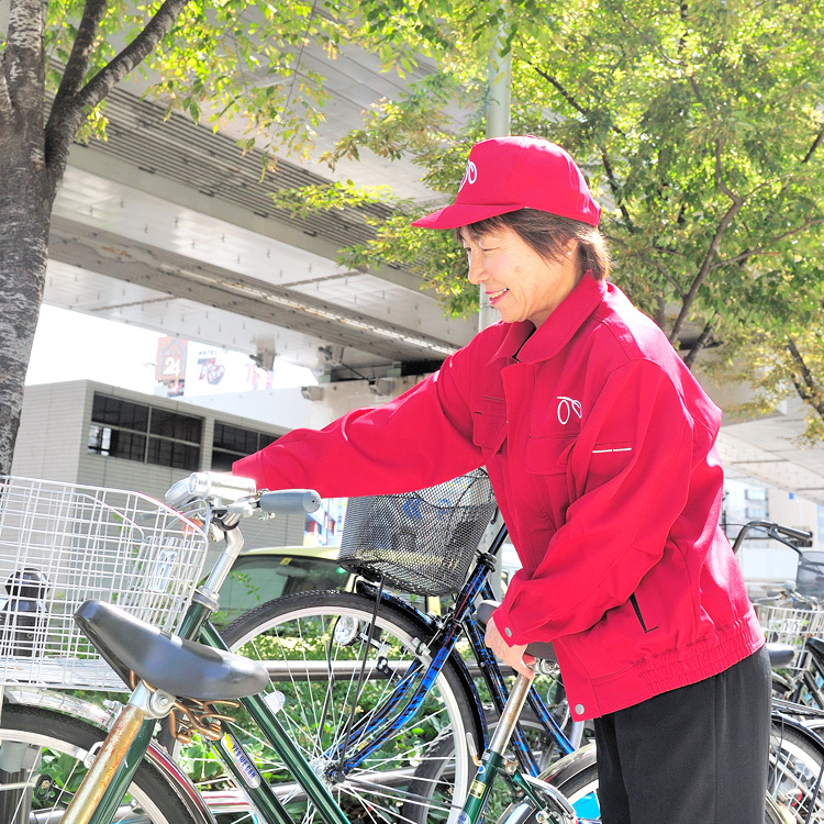 業務中の管理員の様子・路上での自転車整理